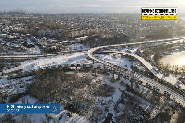 30 вантажівок випробували якість «Великого будівництва» на вантовому мосту у Запоріжжі