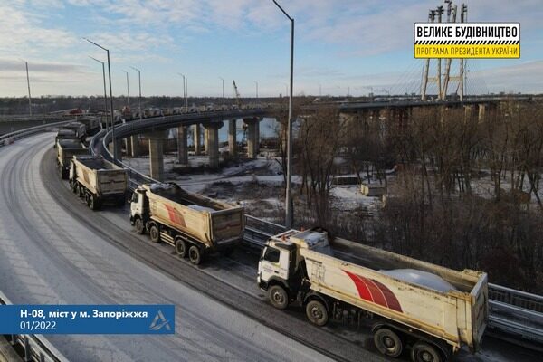 30 вантажівок випробували якість «Великого будівництва» на вантовому мосту у Запоріжжі