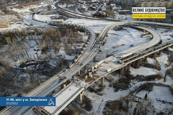 30 вантажівок випробували якість «Великого будівництва» на вантовому мосту у Запоріжжі