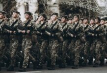 Зеленский ответил на петицию о постановке женщин на воинский учет