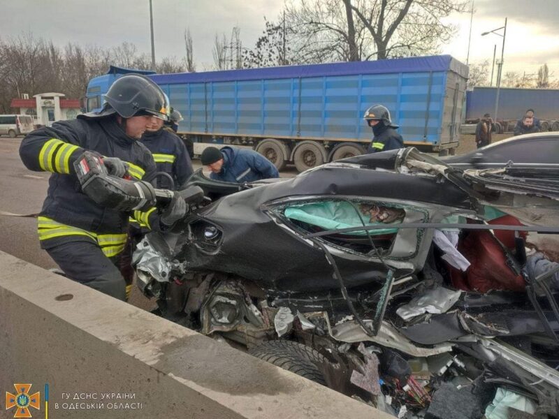 Дружина українського футболіста загинула у страшній ДТП під Одесою: фото та відео з місця трагедії