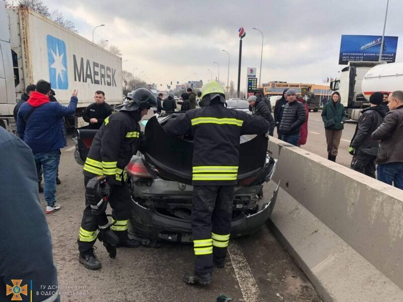 Дружина українського футболіста загинула у страшній ДТП під Одесою: фото та відео з місця трагедії