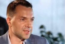 Назвали «професійним провокатором»: Арестович несподівано з’явився у базі «Миротворця»