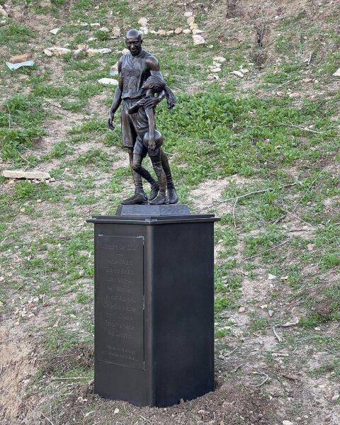 Пам'ять легенди НБА Кобі Брайанта, який загинув з донькою в авіакатастрофі, увічнили в США