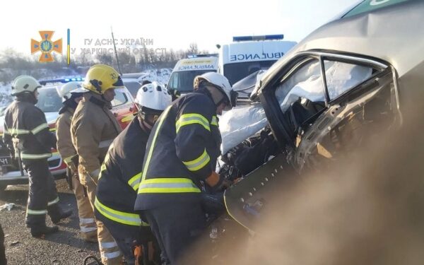 Под Харьковом столкнулись Kia и Toyota: погибли три человека, двух детей госпитализировали Под Харьковом столкнулись Kia и Toyota: погибли три человека, двух детей госпитализировали