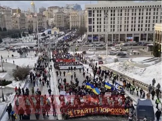 Прийшли у гості до Зеленського: прихильники Порошенка провели мітинг біля Офісу президента (відео)
