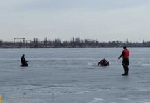 В Днепре двое подростков провалились под лед: один из них погиб