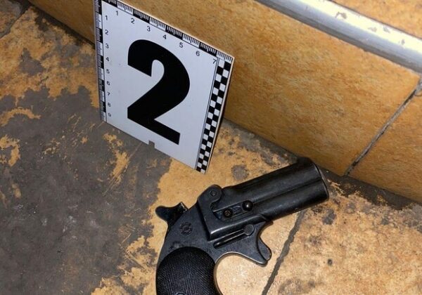 В Одессе женщина застрелила прохожего парня из пистолета (видео) В Одессе женщина застрелила прохожего парня из пистолета (видео)