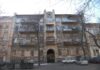 В центре Одессы обрушилась часть фасада дома: прохожая чудом уцелела (видео)