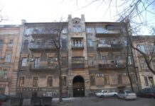 В центре Одессы обрушилась часть фасада дома: прохожая чудом уцелела (видео)