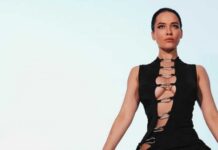 Даша Астафьева похвасталась стройными ножками в чулках