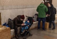 Украинцам подсказали, как экономить заряд телефона, если долго нет света