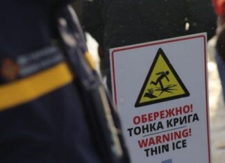 В Днепре полицейские провалились под лед, пытаясь спасти рыбака
