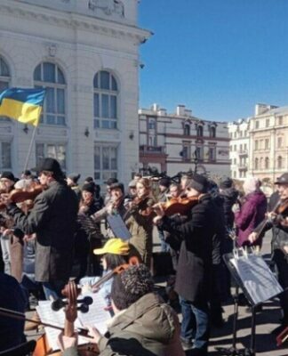 Возле Оперного в Одессе устроили концерт за мир в Украине