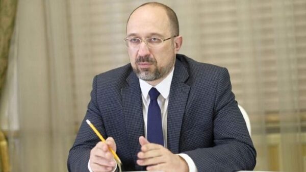 Украинцам, живущим в зоне боевых действий, начали раздавать продукты Украинцам, живущим в зоне боевых действий, начали раздавать продукты