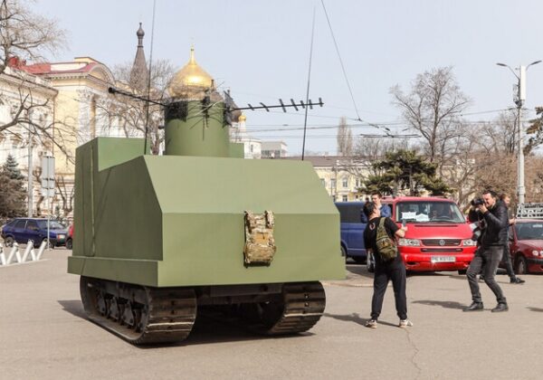 В Одессе стартовала "Юморина-Джавелина": на вокзале появился танк В Одессе стартовала "Юморина-Джавелина": на вокзале появился танк