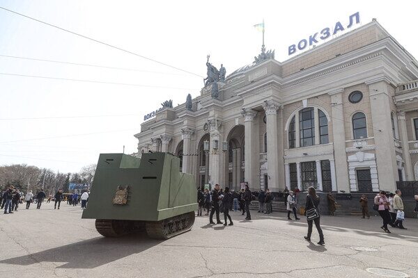В Одессе стартовала "Юморина-Джавелина": на вокзале появился танк В Одессе стартовала "Юморина-Джавелина": на вокзале появился танк