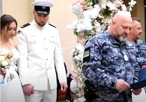 Свадьбы по законам военного времени: в Одессе молодоженов расписывал командир