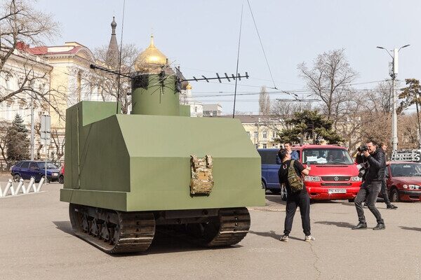 В Одессе стартовала "Юморина-Джавелина": на вокзале появился танк В Одессе стартовала "Юморина-Джавелина": на вокзале появился танк