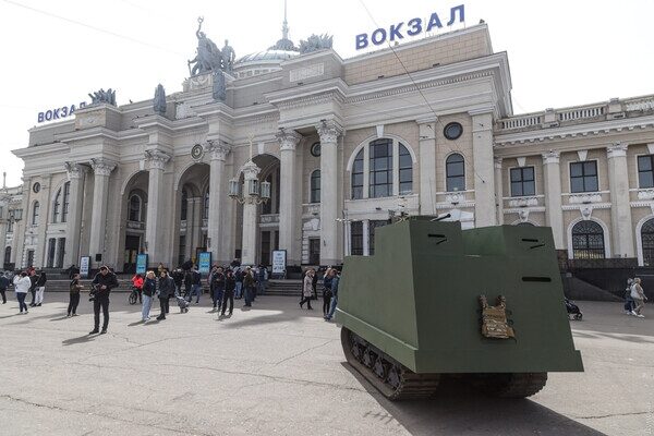 В Одессе стартовала "Юморина-Джавелина": на вокзале появился танк В Одессе стартовала "Юморина-Джавелина": на вокзале появился танк