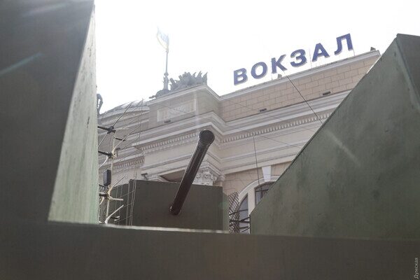 В Одессе стартовала "Юморина-Джавелина": на вокзале появился танк В Одессе стартовала "Юморина-Джавелина": на вокзале появился танк