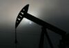 Нефть стремительно дешевеет из-за сокращения спроса