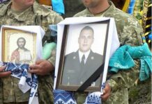 «Ромчику, сонечко моє, послухай, як пташечки співають»: на Вінниччині попрощались із Героєм