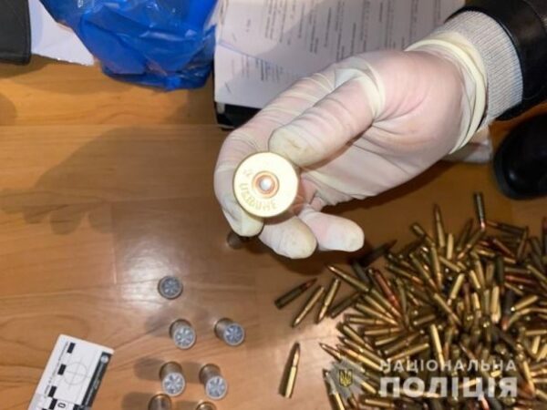 В Киеве пьяный мужчина открыл огонь в подъезде многоэтажки В Киеве пьяный мужчина открыл огонь в подъезде многоэтажки
