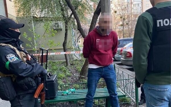В Киеве пьяный мужчина открыл огонь в подъезде многоэтажки В Киеве пьяный мужчина открыл огонь в подъезде многоэтажки