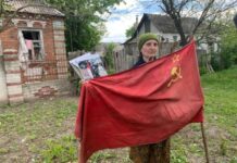 «Лучше бы я знаменитой не была». Как украинка с советским флагом стала культурным феноменом в России и что она об этом думает