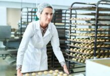 «Шукають фахівців з логістики, різних перевізників, водіїв вантажівок»: українцям розповіли, де знайти роботу у Польщі