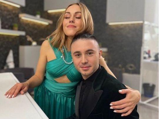 «Він має там бути»: Alyosha у сльозах розповіла про рішення чоловіка вступити до ЗСУ