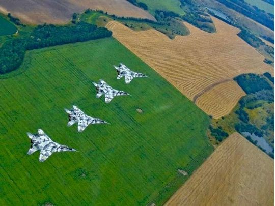 Ворог намагається наступати на Харків та Слов'янськ, а також захопити дорогу Бахмут — Лісичанськ, але ЗСУ відбивають усі атаки, — Генштаб