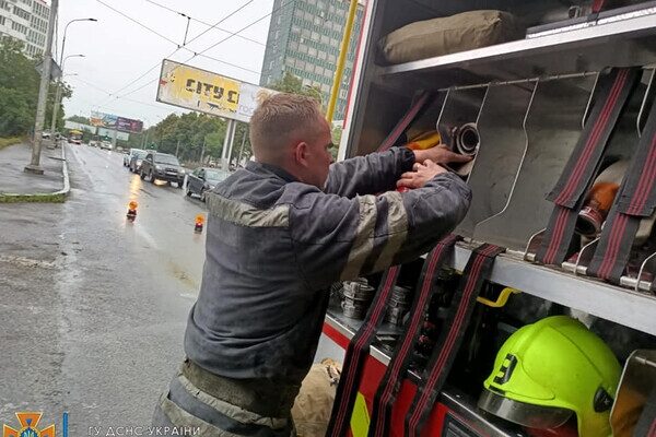 При пожаре в Малиновском районе погиб человек (фото, видео) При пожаре в Малиновском районе погиб человек (фото, видео)