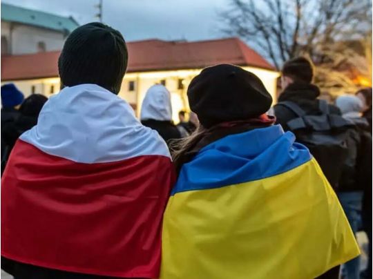 Українці можуть отримувати у&nbsp;Польщі по&nbsp;700 та&nbsp;600 злотих на&nbsp;місяць: що&nbsp;для цього потрібно