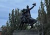 На памятник Суворову в Одессе накинули петлю: фотофакт