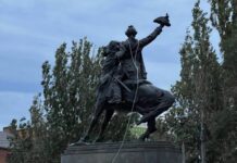 На памятник Суворову в Одессе накинули петлю: фотофакт