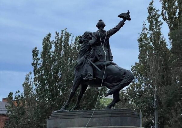 На памятник Суворову в Одессе накинули петлю: фотофакт На памятник Суворову в Одессе накинули петлю: фотофакт