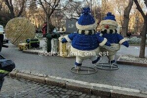 На Дерибасовской установили новогоднюю елку и праздничные фигуры 