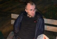 В Одессе задержали пьяного мужчину, который бил автомобили топором