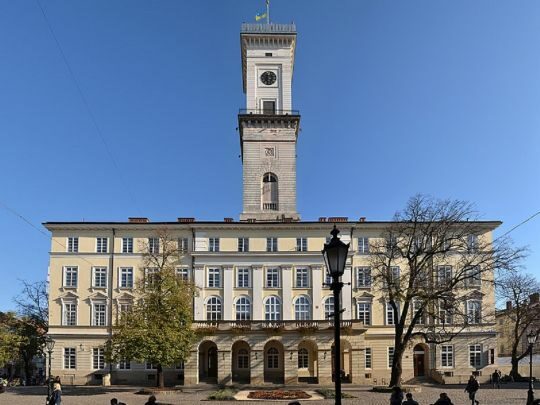 У Львові працюють маріупольські радники, це частина політичного впливу Ахметова — ЗМІ