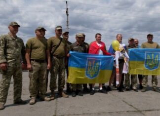 Провели 15 месяцев в плену: в Одесскую область вернулись пограничники, защищавшие остров Змеиный (видео)