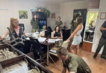 В Одессе сотрудник военно-врачебной комиссии с адвокатом помогали уклонистам за 10 000 долларов