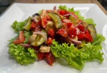 Салат з курячим філе, томатами та сливами: ситно та смачно