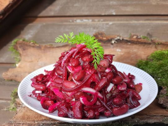 Квасолевий салат із маринованими огірками: смачно так, що не відірватися