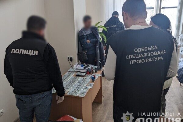 В Одессе врач требовал 5500 долларов взятки у военнослужащего В Одессе врач требовал 5500 долларов взятки у военнослужащего