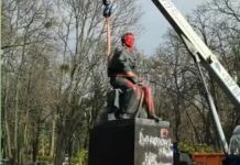 Пушкін — все: у Києві таки прибрали скандальну пам’ятку (відео)