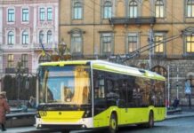 «Просто познущалися»: у Львові поліція склала протокол на пенсіонерку, яка зламала щелепу після падіння у тролейбусі