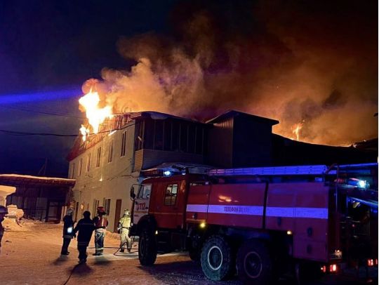 Країна-агресор знову у вогні: у свердловську потужно горить склад, а під ярославлем дрон атакував НПЗ