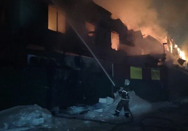 Країна-агресор знову у вогні: у свердловську потужно горить склад, а під ярославлем дрон атакував НПЗ
